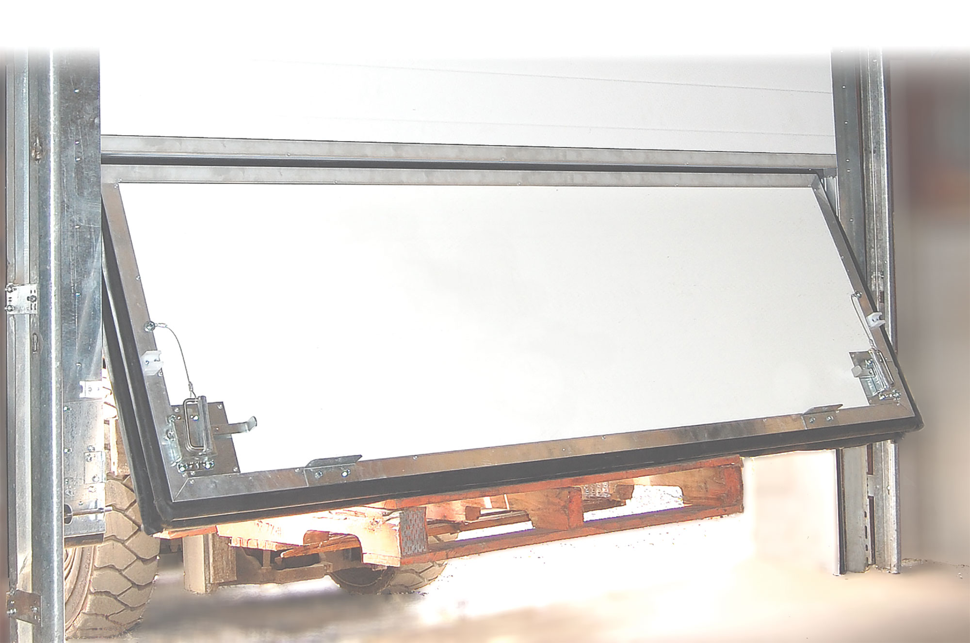 Breakfree 400 - 4" Breakaway Impact-Resistant Dock Door